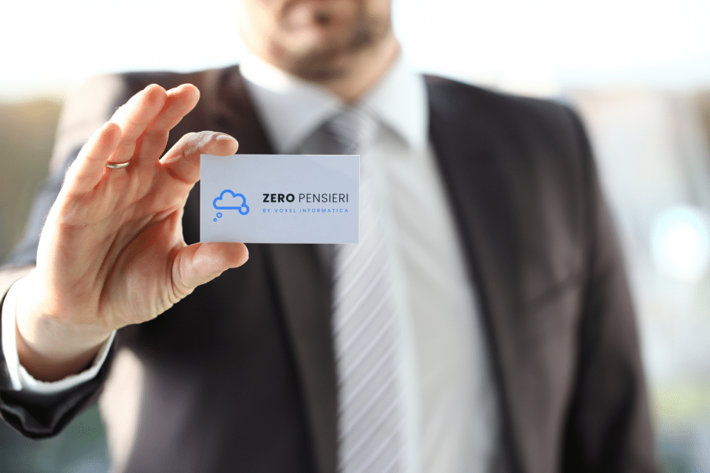 Uomo in abito che mostra un biglietto da visita bianco con logo cloud blu e scritta Zero Pensieri per immagine coordinata